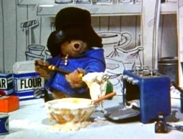 Paddington Bakes a Cake