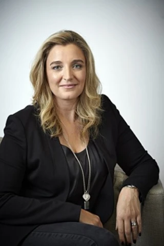 Jacqui Louez Schoorl